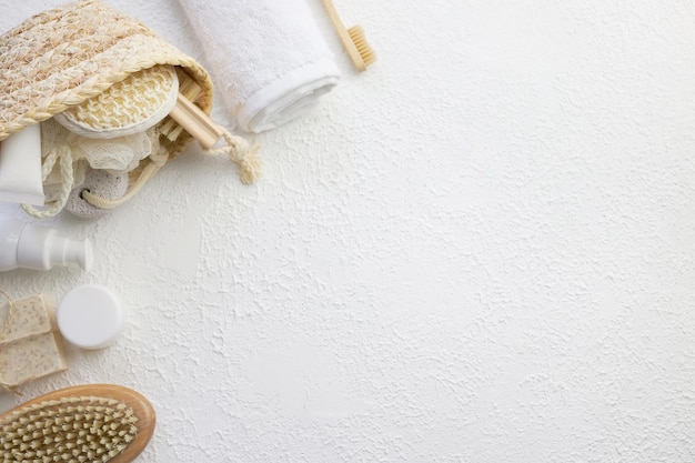 Foto acessórios cosméticos para massagem e banho em fundo branco