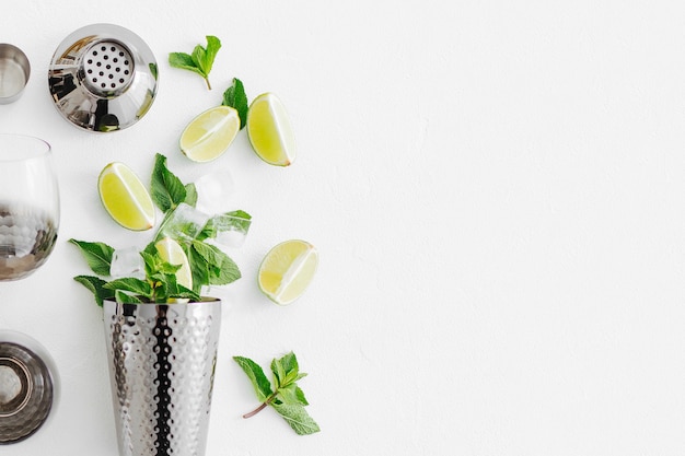 Acessórios de bar e ingredientes para fazer coquetel de mojito. Camada plana, vista superior. Bebidas de verão.