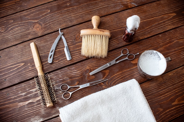 Acessórios de barbearia na mesa de madeira. espaço de cópia de fundo de barbearia