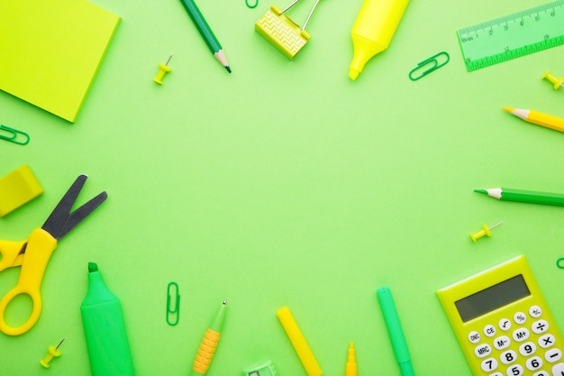 Acessórios de escola verde sobre fundo verde claro. Voltar ao conceito de escola, minimalismo