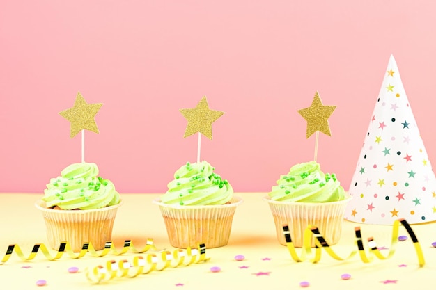 Acessórios de festa de aniversário e fundo de suprimentos para eventos com doces, cupcakes, confetes, balões, chapéus de festa, decorações, espaço para cópia