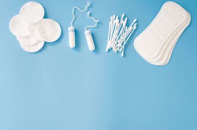 Acessórios de higiene feminina. conceito de higiene feminina durante a menstruação.