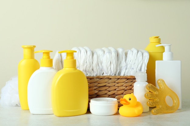 Foto acessórios de higiene para bebês em mesa texturizada branca