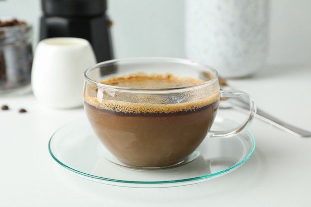 Foto acessórios de hora do café na mesa branca contra a luz de fundo