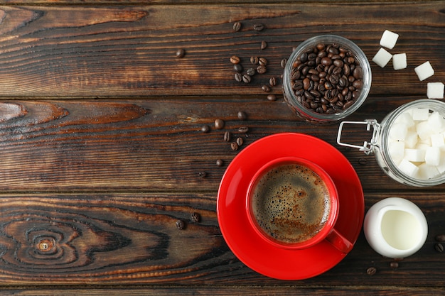 Acessórios de hora do café sobre fundo de madeira