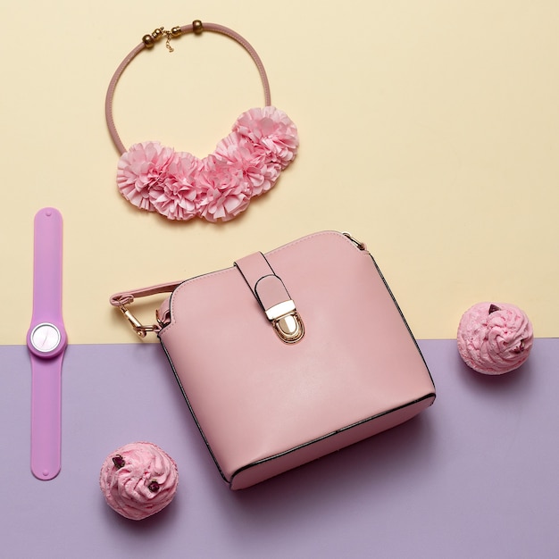 Acessórios de moda feminina. Bolsa rosa, relógio, colar. Cores pastel Tendência mínima