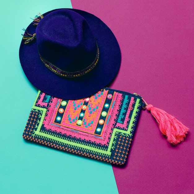Acessórios de moda feminina. Chapéu e bolsa de feltro. Outono Brilhante.