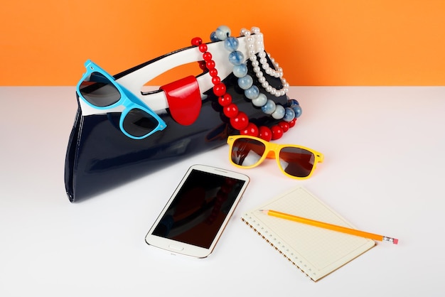 Acessórios de moda feminina Seu estilo óculos de sol bolsa celular e notebook