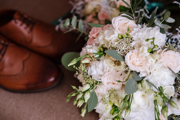 Acessórios de noivos para preparação no dia do casamento, sapatos, anéis e buquê