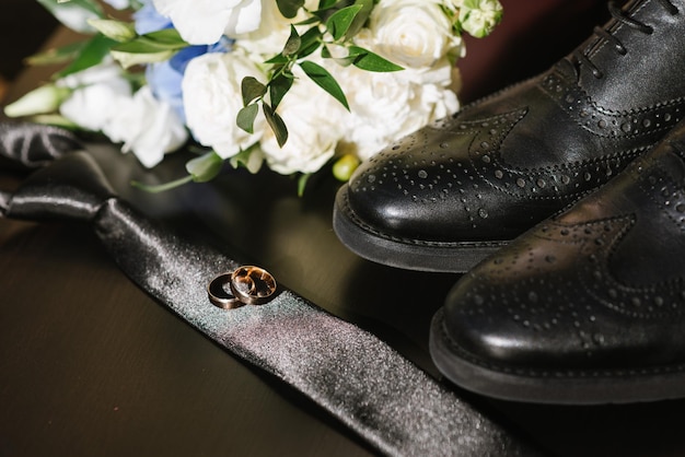 Acessórios de noivos para preparação no dia do casamento, sapatos, anéis e buquê