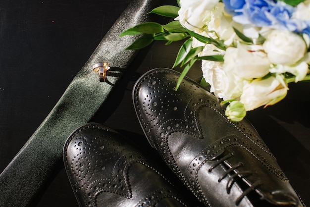 Acessórios de noivos para preparação no dia do casamento, sapatos, anéis e buquê