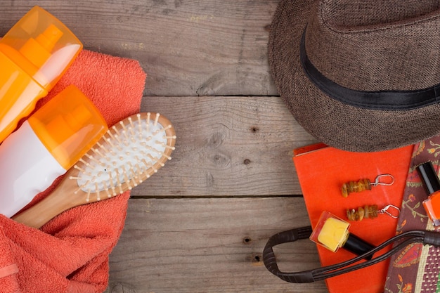 Acessórios de praia escova de cabelo toalha laranja chapéu protetor solar loção bolsa de praia esmalte um livro