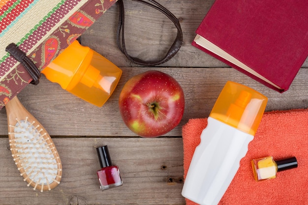 Acessórios de praia escova de cabelo toalha laranja creme solar loção bolsa de praia esmalte um livro