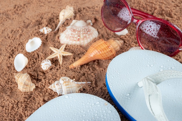 Acessórios de praia na areia