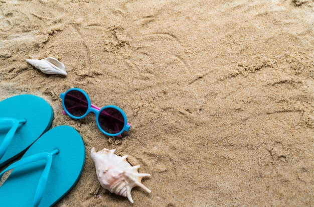 Acessórios de praia na mesa na praia - férias de verão