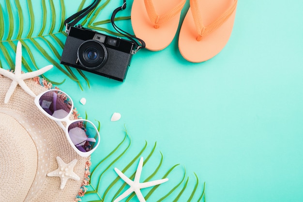 Acessórios de praia para o conceito de férias e férias de verão.