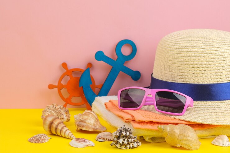 Foto acessórios de verão com óculos de sol, chapéu e conchas