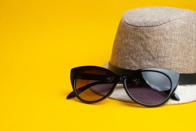 Acessórios de verão, conchas, chapéu e óculos de sol. Férias de verão e conceito de mar.