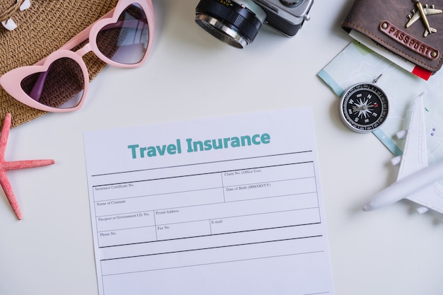 Acessórios e itens de viagem com o formulário de solicitação de seguro de viagem
