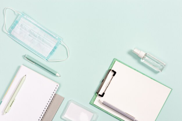 Acessórios escolares, novo conceito normal, máscara médica facial e desinfetante para as mãos
