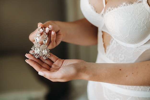 Acessórios para a noiva. Brincos no véu. Brincos de casamento brancos. Espaço para texto e anúncios.