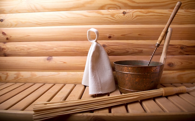 Acessórios para banho e sauna em uma sauna de madeira.