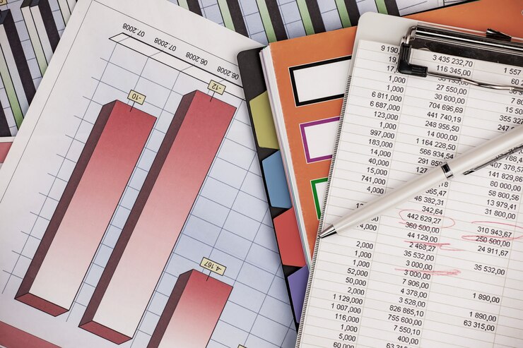 Acessórios para fazer negócios no escritório em cima da mesa.