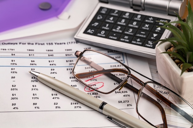 Acessórios para fazer negócios no escritório em cima da mesa.