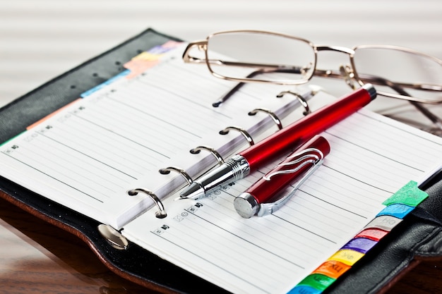 Foto acessórios para fazer negócios no escritório, em cima da mesa