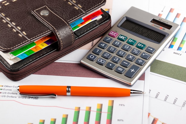 Acessórios para fazer negócios no escritório em cima da mesa
