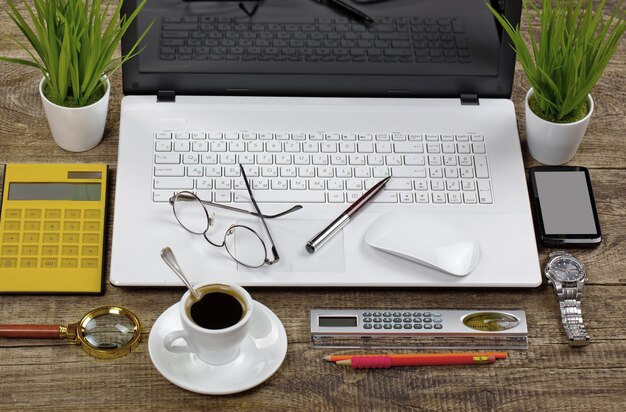 Acessórios para fazer negócios no escritório em cima da mesa