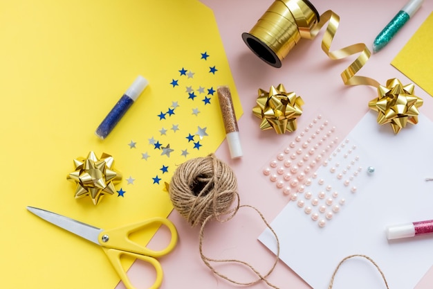 Acessórios para férias. papel elegante, tesoura, linha na mesa colorida, espaço de cópia. temporadas