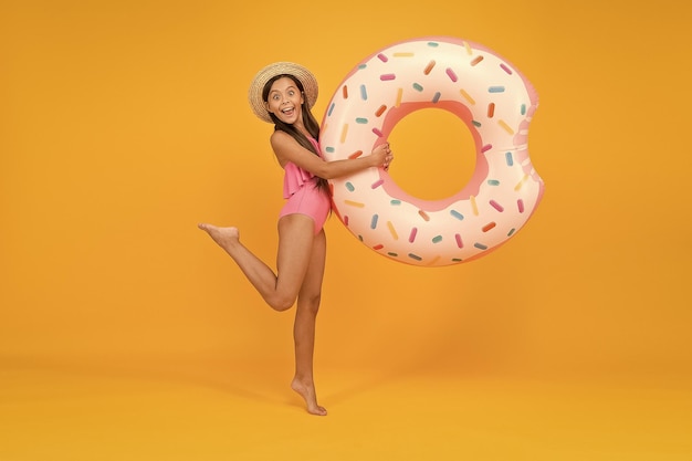 Acessórios para natação Criança em traje de banho se divertindo Férias de verão Nadar e tomar sol Segurança na água Medidas de segurança ao redor da piscina para manter os banhistas seguros Menina e anel de rosquinha de natação