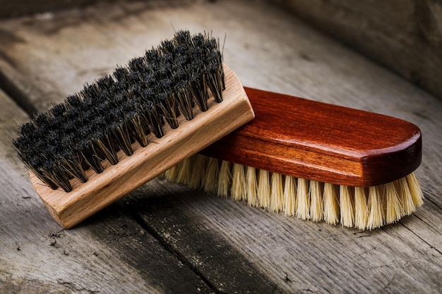 Acessórios para o cuidado e limpeza de sapatos em uma mesa de madeira