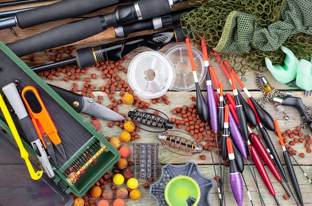 Acessórios para pesca em um fundo de madeira