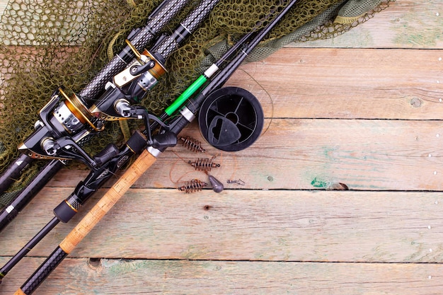 Acessórios para pesca em um fundo de madeira