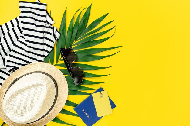 Acessórios para viajantes em fundo amarelo de verão. Conceito de viagens. Espaço de cópia, configuração plana