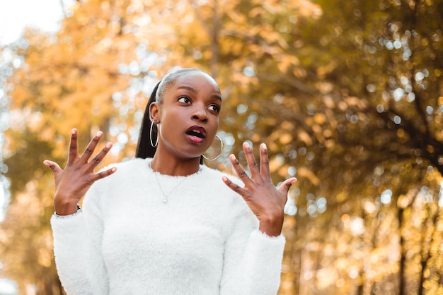 Ach du lieber Gott! Portrait schöne schockierte verängstigte afroamerikanische hübsche Frau mit dunklem Haar