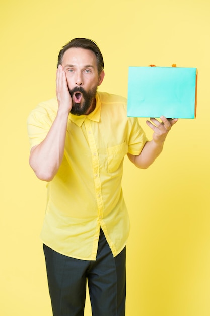 Ach nein. großer verkauf im einkaufszentrum. Einkaufen. Bärtiger Mann mit Einkaufstüten. Schöne Ferien. Reifer Hipster mit Bart. Brutaler kaukasischer Hipster mit Schnurrbart. Schnelle Bezahlung. Platz kopieren.