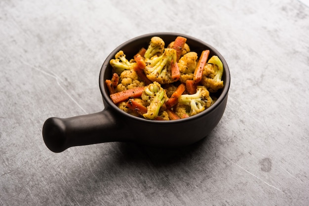 Achar de couve-flor de cenoura feito usando PhoolGobi e Gajar. É um pickle sazonal doce e dolorido da Índia