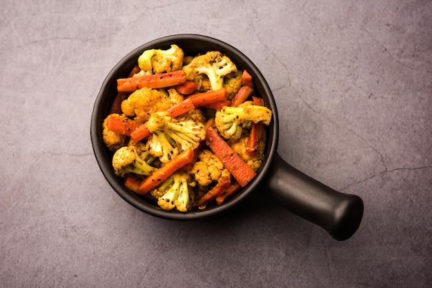 Achar de couve-flor de cenoura feito usando PhoolGobi e Gajar. É um pickle sazonal doce e dolorido da Índia