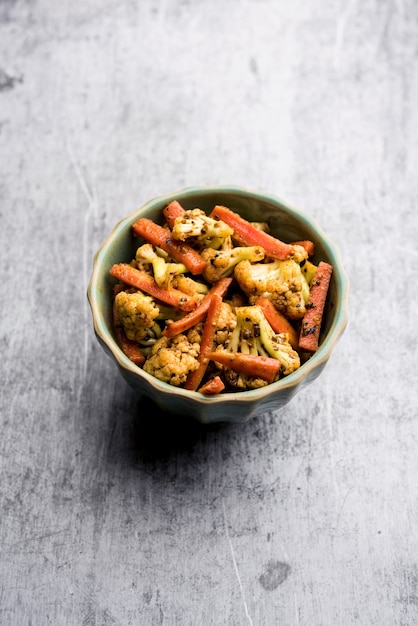 Achar de zanahoria y coliflor elaborado con PhoolGobi y Gajar. Es un encurtido de temporada dulce y doloroso de la India.