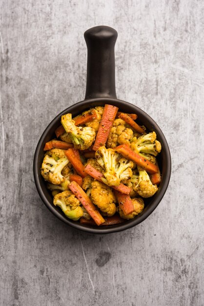 Achar de zanahoria y coliflor elaborado con PhoolGobi y Gajar. Es un encurtido de temporada dulce y doloroso de la India.