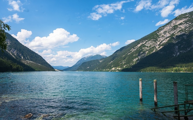 Achensee umgeben von Bergen in Tirol Österreich