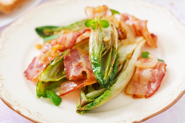 Achicoria al horno con tocino, cebolla y hierbas.