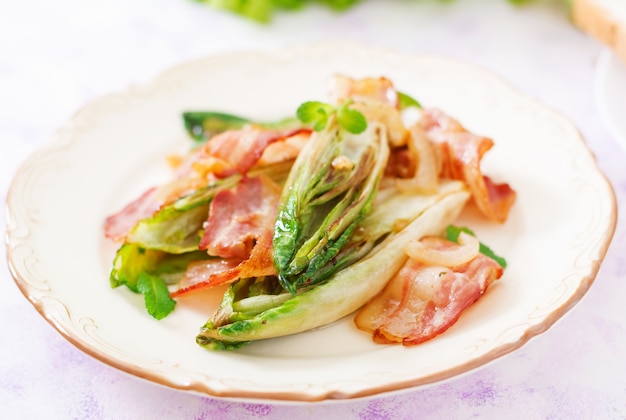 Achicoria al horno con tocino, cebolla y hierbas.