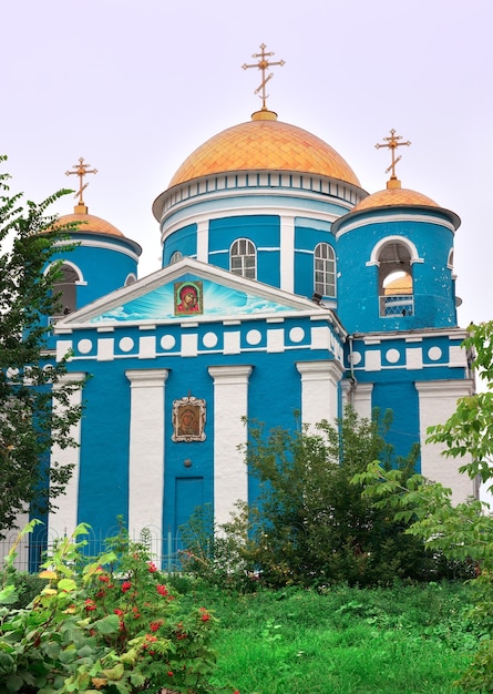 Achinsk, Siberia, Rusia -09.01.2021: Iglesia Ortodoxa Azul bajo cúpulas doradas en estilo clásico