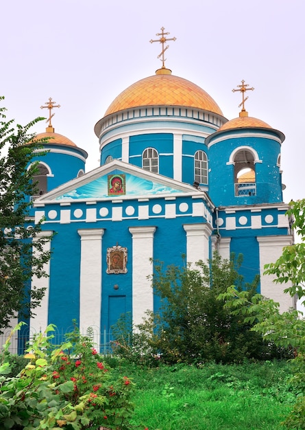 Achinsk, Sibirien, Russland -09.01.2021: Blaue orthodoxe Kirche unter goldenen Kuppeln im klassischen Stil