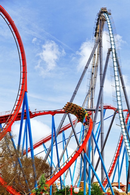 Achterbahn im lustigen Vergnügungspark