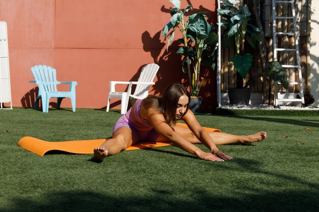 Foto achtsamkeits-morgen-yoga im garten